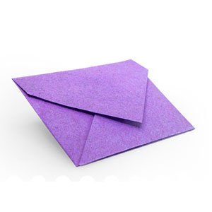 origami violet en forme d'enveloppe